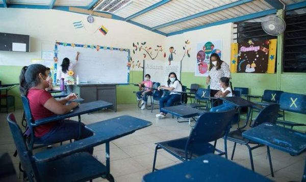 Ecuador autoriza el retorno a clases presenciales con aforo completo
