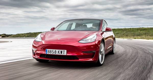 La Nación / Tesla Model 3, el primer coche eléctrico que encabeza el mercado en Europa