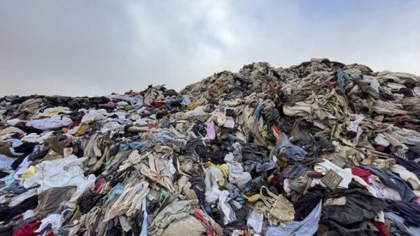 ¿Por qué el desierto de Atacama se ha convertido en un basurero de ropa?