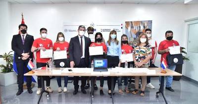 La Nación / Sinafocal y Microsoft capacitan a 124 jóvenes