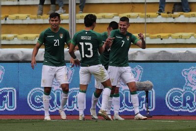 Bolivia aprovecha la localía y destroza a Uruguay en La Paz