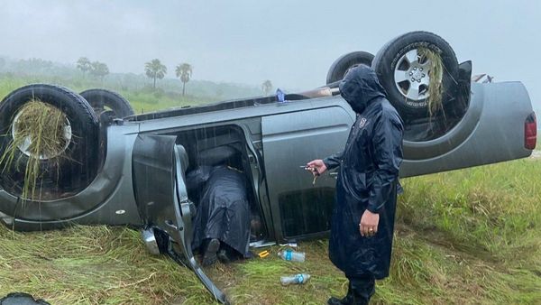 Una camioneta vuelca en Luque durante fuerte temporal