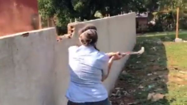 Construyeron muralla en su terreno y echó a martillazos