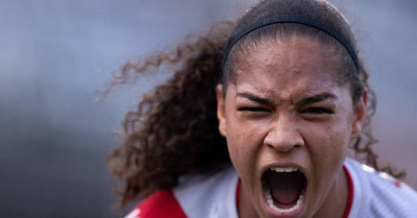 La Nación / Libertadores Femenina: Las leonas, finalistas, en singular fiesta futbolera