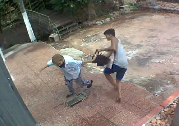 Muestran cómo joven delincuente roba a una adulta mayor en Asunción - Nacionales - ABC Color
