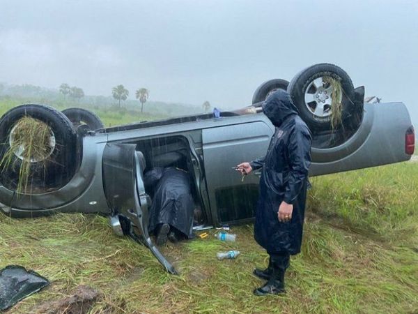 Una camioneta vuelca en Luque durante fuerte temporal