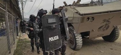 Militares y policías asumieron pleno control de cárcel de Ecuador sacudida por masacre