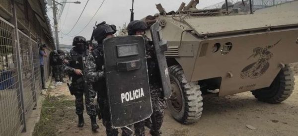 Militares y policías asumieron pleno control de cárcel de Ecuador sacudida por masacre