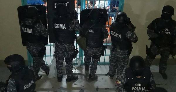 La Nación / Fuerzas de seguridad asumen control de cárcel de Ecuador tras brutal masacre