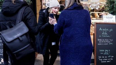 Europa impone restricciones y ejerce presión sobre no vacunados