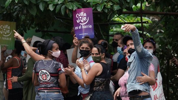 Opositores denuncian bloqueo y extienden protestas en Cuba