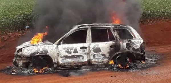 Hombre se salva de milagro: su vehículo se incendió al minuto de bajar - Noticiero Paraguay