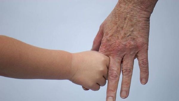 Cómo reacciona el cerebro de las abuelas al ver a sus nietos
