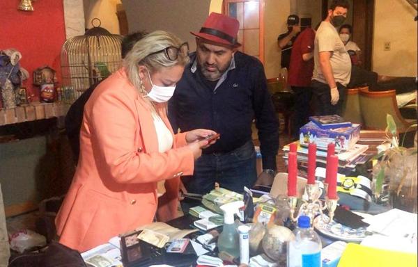 Detienen a abogado e incautan evidencias en caso crimen de alemán e hija •