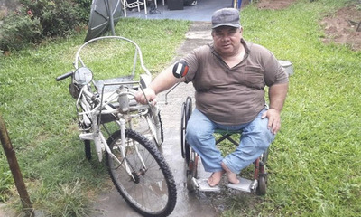 Un hombre trabaja desde su silla de ruedas para ayudar a otros como él - OviedoPress