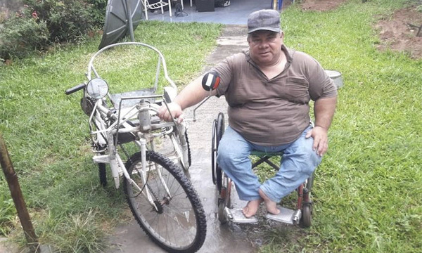 Un hombre trabaja desde su silla de ruedas para ayudar a otros como él - OviedoPress