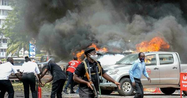 La Nación / Tres muertos en doble atentado suicida en Uganda