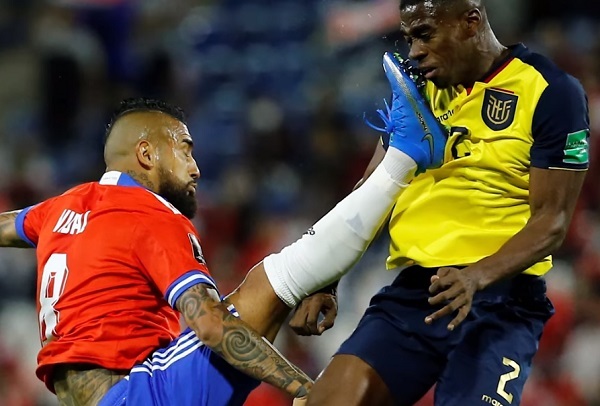 Vidal aplica criminal patada y se va expulsado