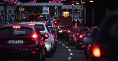 La Nación / Fabricantes de coches se fijan 2040 como fecha límite para acabar con vehículos contaminantes