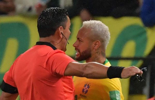 Conmebol suspende a Roberto Tobar, Andrés Cunha y Esteban Ostojich  - Fútbol Internacional - ABC Color