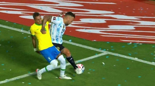 CONMEBOL sanciona a los árbitros que dejaron impune a Otamendi