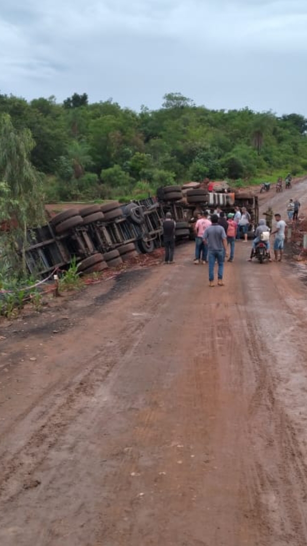 Camión de gran porte vuelca en puente alternativo de Tacuatí