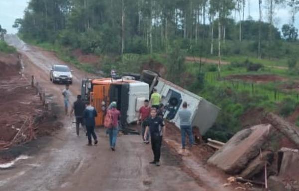 Vuelco de camión en puente alternativo en Tacuatí