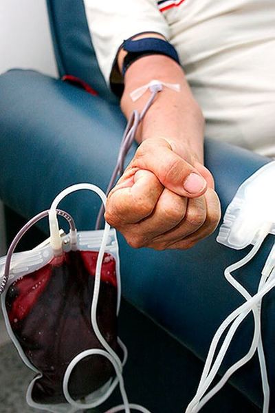 Contrajo VIH a los 4 años durante una transfusión de sangre, hoy luego de 10 años abogado exige al Estado hacerse cargo