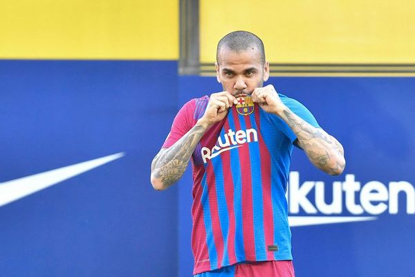 “No vengo aquí a pasar el tiempo”: Alves vuelve con todo al FC Barcelona - Fútbol - ABC Color