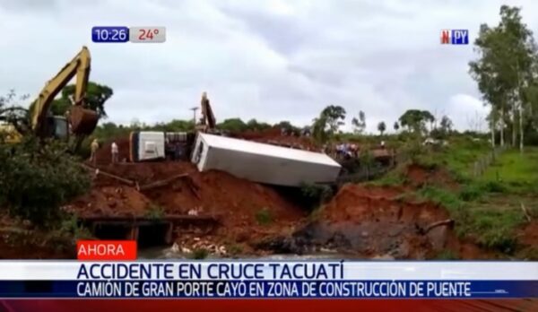 Camión vuelca en zona de obras de puente colapsado en Tacuatí