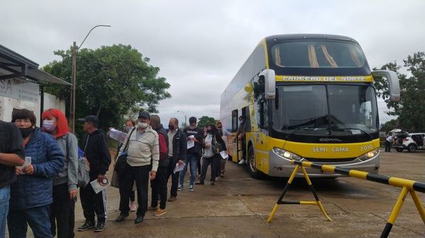 Primer bus de pasajeros de Argentina en cruzar hacia Paraguay - Nacionales - ABC Color