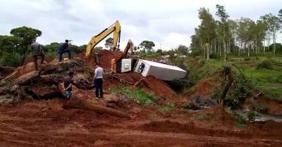 Camión tumbó con 30.000 kilos de carne en el mismo sitio en que cayó puente en Tacuatí - Nacionales - ABC Color
