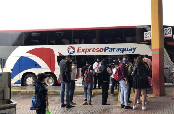 Tras un año y medio de restricciones, parte primer bus rumbo a la Argentina
