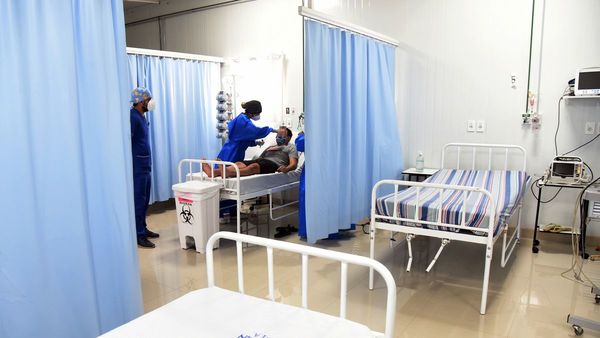 Tildan de casi terrorista a médico que vincula muertes con vacunas