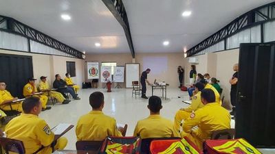 Bomberos franceses instruyen a sus pares en Misiones
