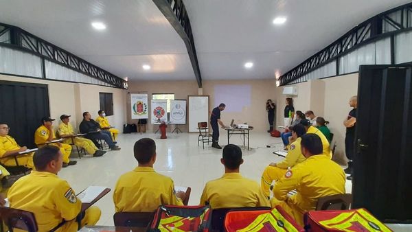 Bomberos franceses instruyen a sus pares en Misiones