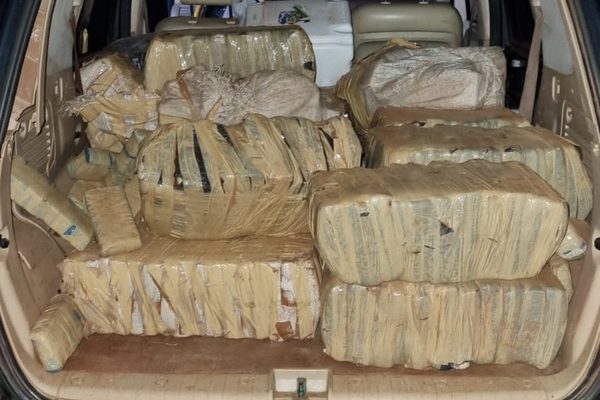 Abandonan vehículo cargado con marihuana