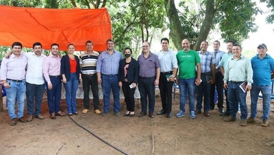 Intendente se reúne con pobladores de Protrero Cué - Noticiero Paraguay