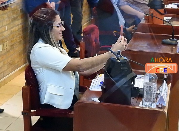 Y COBRAN G. 20 millones para sentarse y sacarse SELFIE