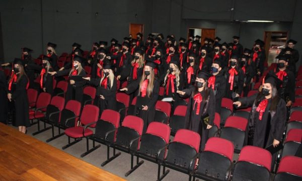 Se gradúan nuevos profesionales en Derecho de la UNE