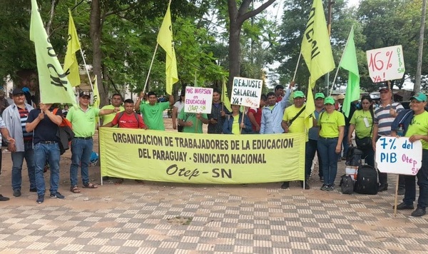 Docentes presentan recurso de amparo ante amenaza de descuentos salariales