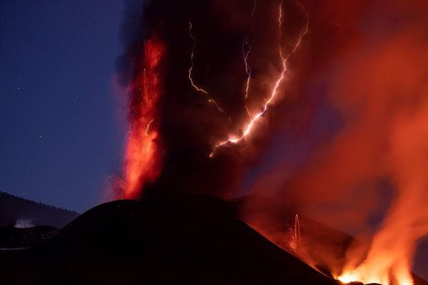 Nadie se atreve a predecir el final de Cumbre Vieja tras 2 meses de erupción - Mundo - ABC Color