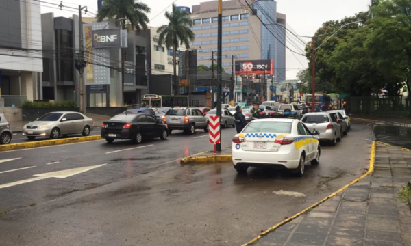 Semáforos no funcionan en avenidas Mariscal López y San Martín