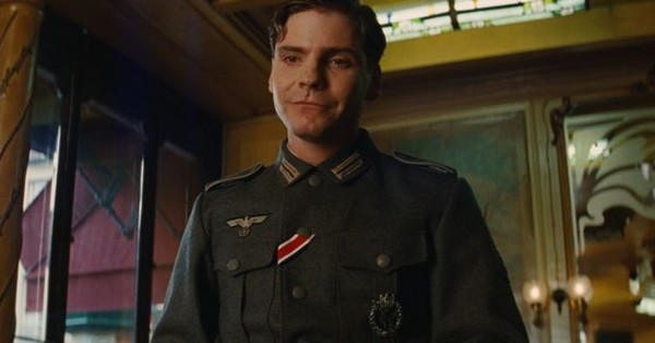 Daniel Brühl revela las exigencias de Quentin Tarantino en el set y el castigo para quienes no las cumplen - SNT