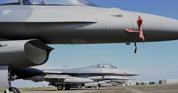 La Nación / Taiwán presentó su primer escuadrón de sofisticados aviones cazas F-16V