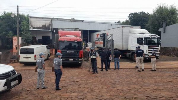 Allanan transportadora en busca de productos de contrabando