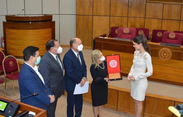 Nadia Ferreira fue condecorada como ‘Embajadora de la belleza nacional” por el Senado