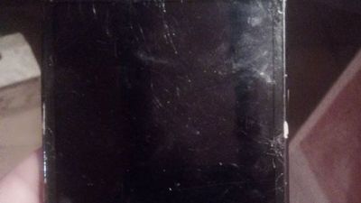 Ofrece celular para comprar leche y pañal a sus mellizas