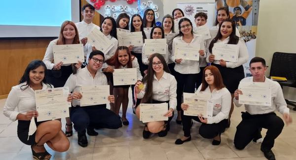 Más de 100 jóvenes culminan carreras de tecnicatura superior en mecatrónica industrial, farmacia y productividad y calidad