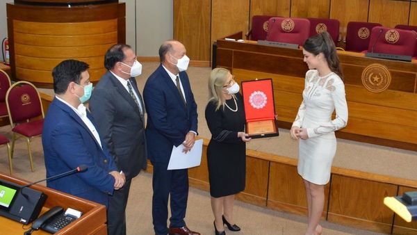 Entregan placa de embajadora de la belleza nacional a Nadia Ferreira